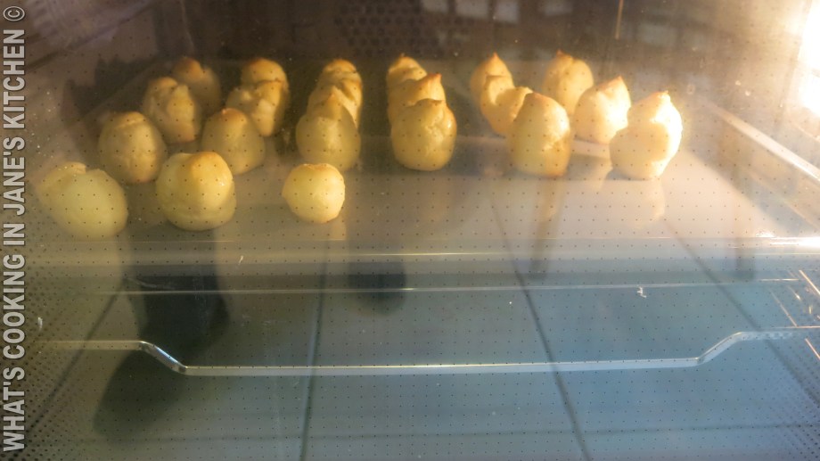 Profiterolles Au Chocolat