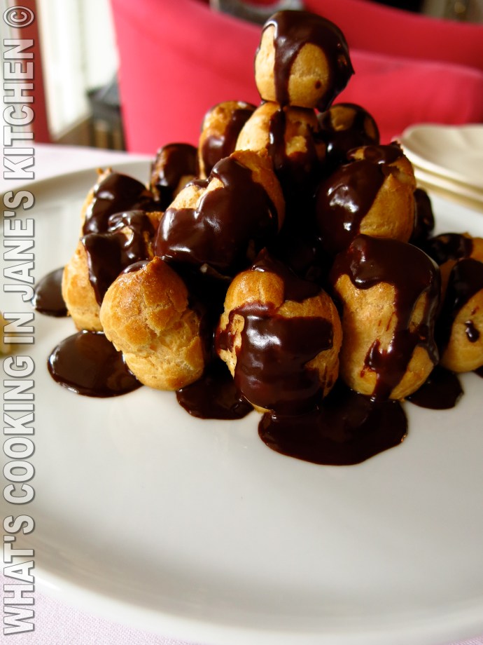 Profiterolles Au Chocolat