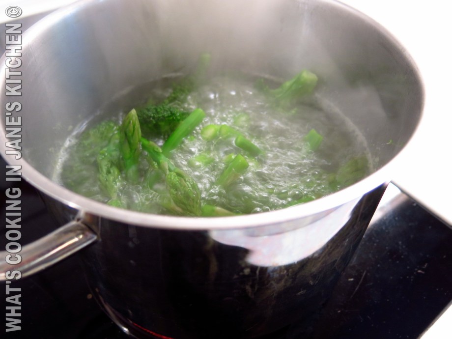 Roast Chicken, Avocado And Asparagus Salad ©