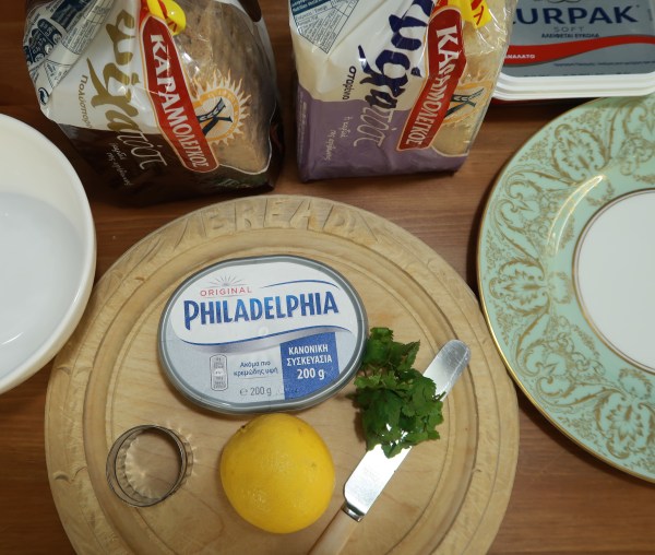 Cream Cream Cheese And Chutney Canapés ©