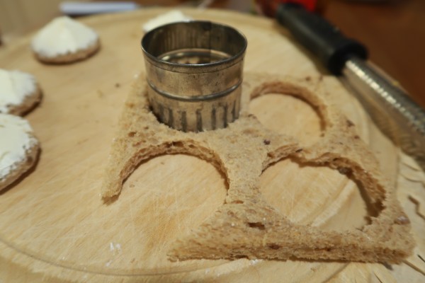 Cream Cheese And Chutney Canapés ©